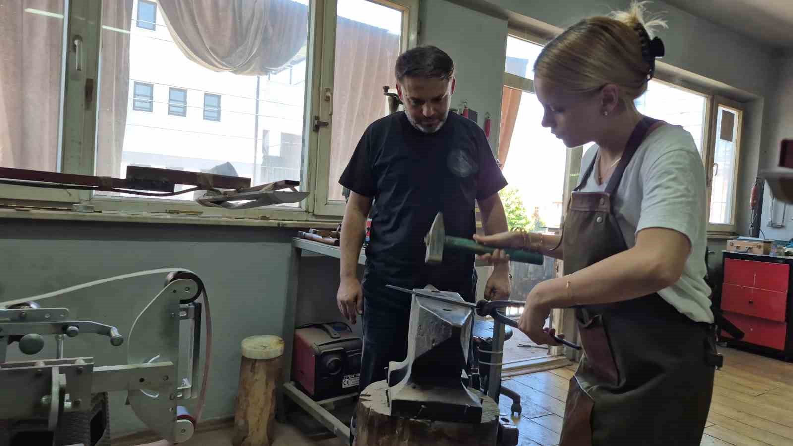 Çırak bulamayan UNESCO’lu usta sanatını kızına öğretiyor