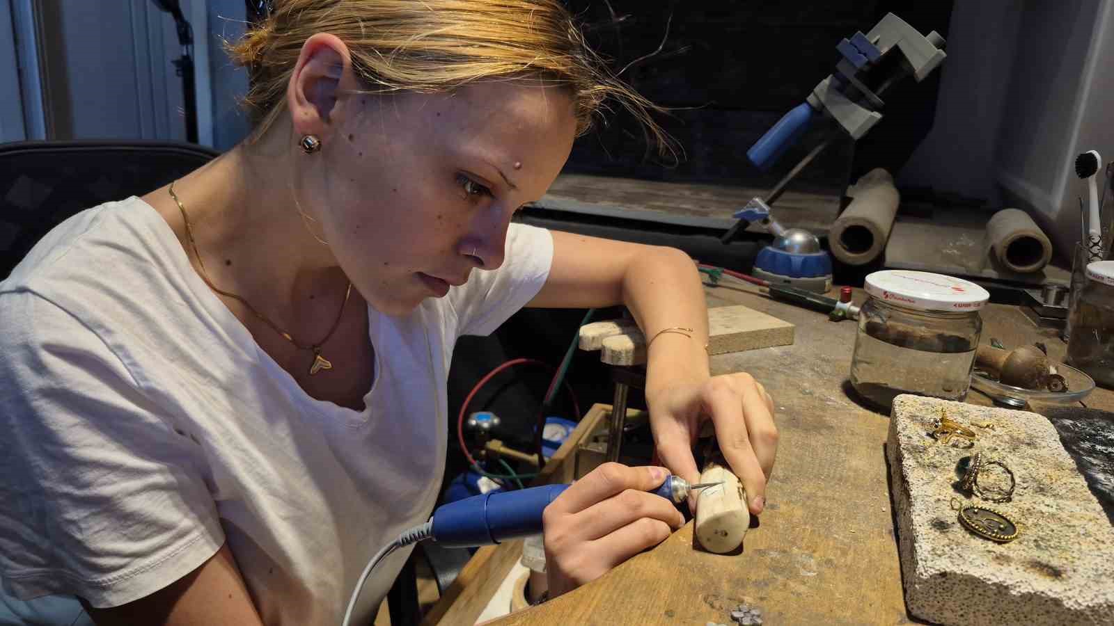 Çırak bulamayan UNESCO’lu usta sanatını kızına öğretiyor