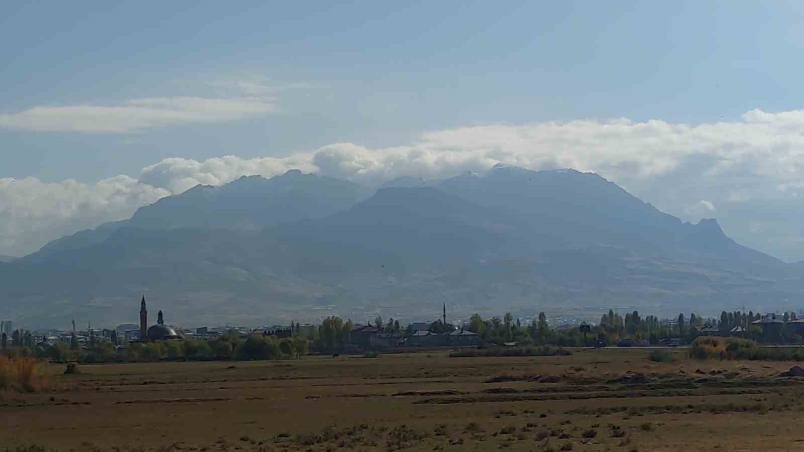 Van’ı çevreleyen dağların zirvesi beyaza büründü