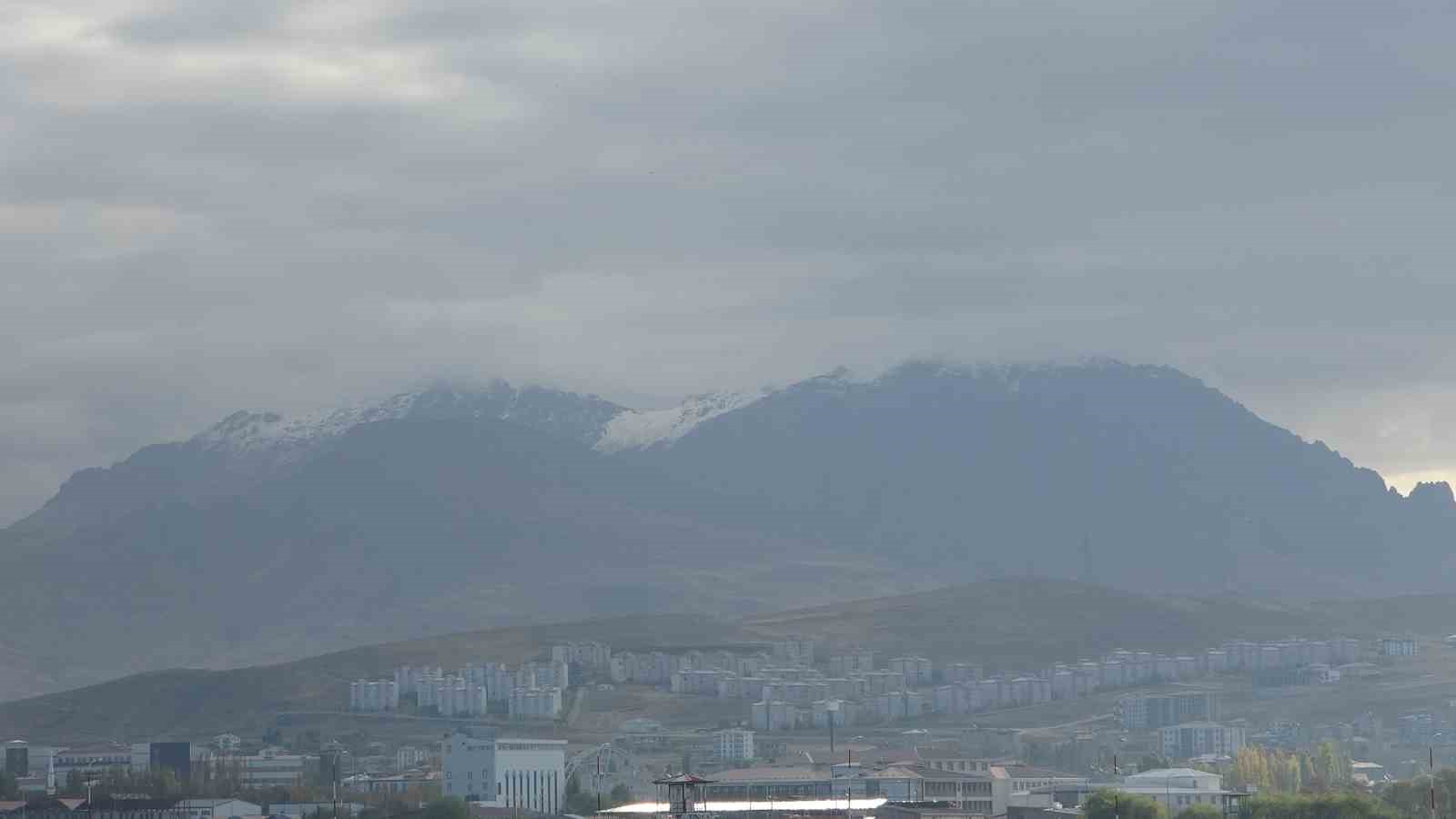Van’ı çevreleyen dağların zirvesi beyaza büründü