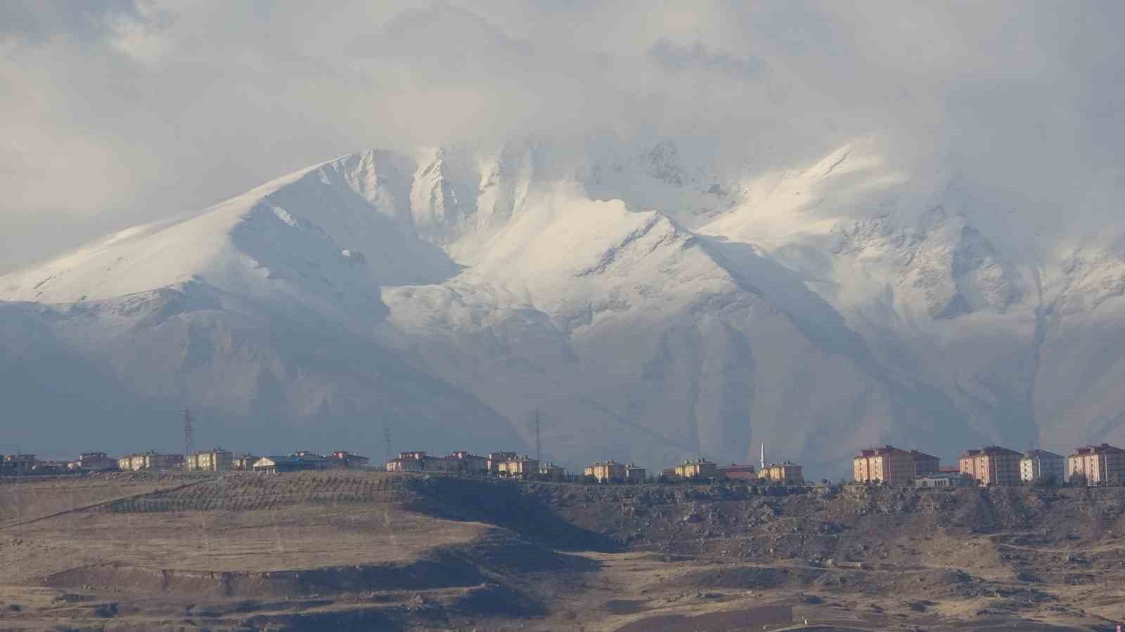 Van’ı çevreleyen dağların zirvesi beyaza büründü