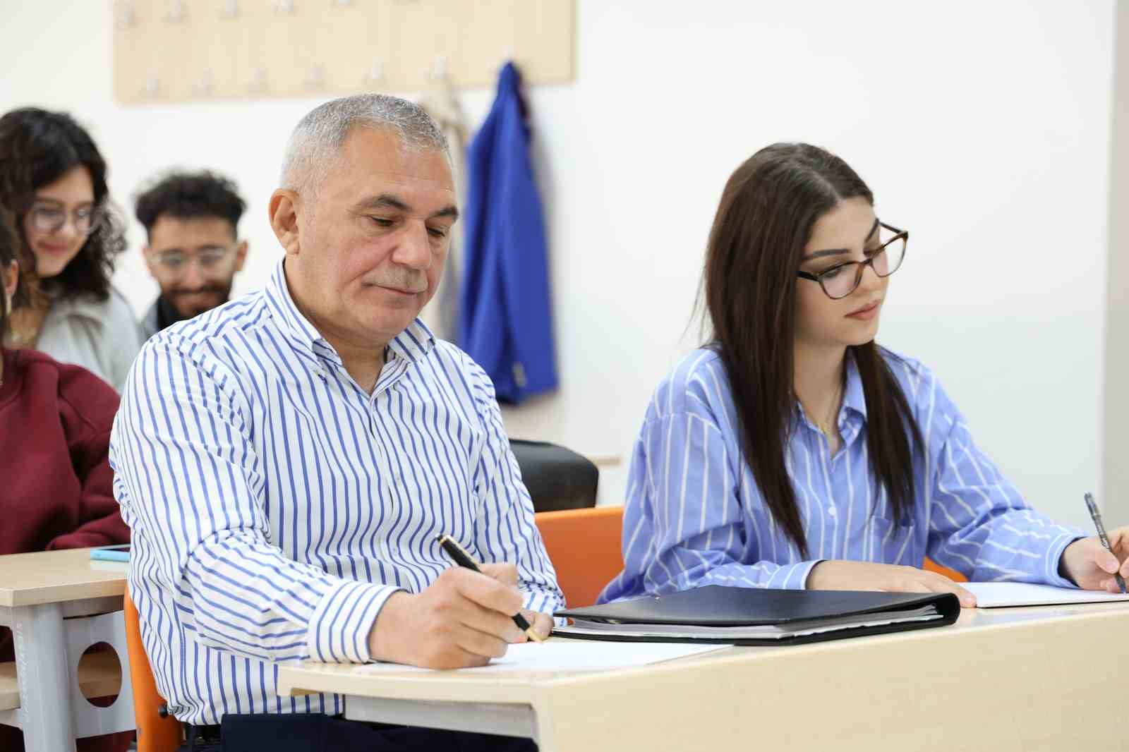 58 yaşındaki dede, 18 yaşındaki torunuyla aynı üniversitede okuyor