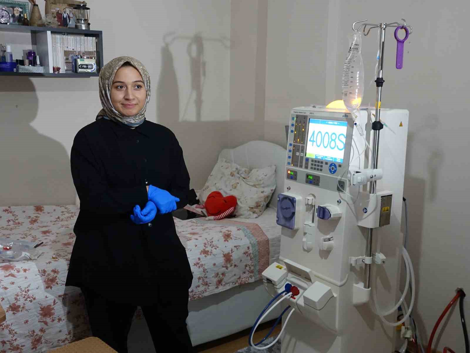Evinde kendi diyalizini kendisi uyguluyor