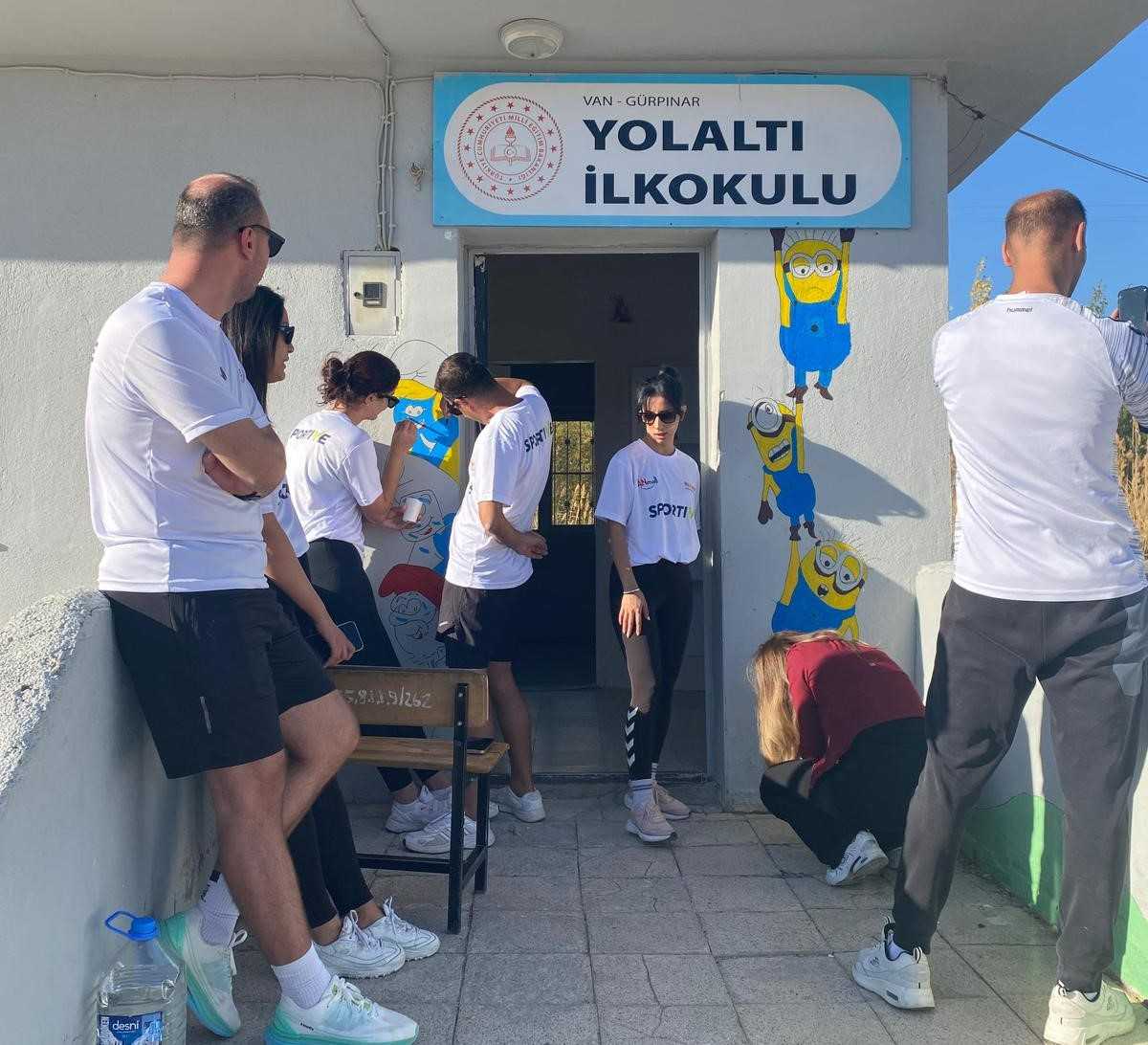 Gürpınar’daki okul duvarları yenilendi