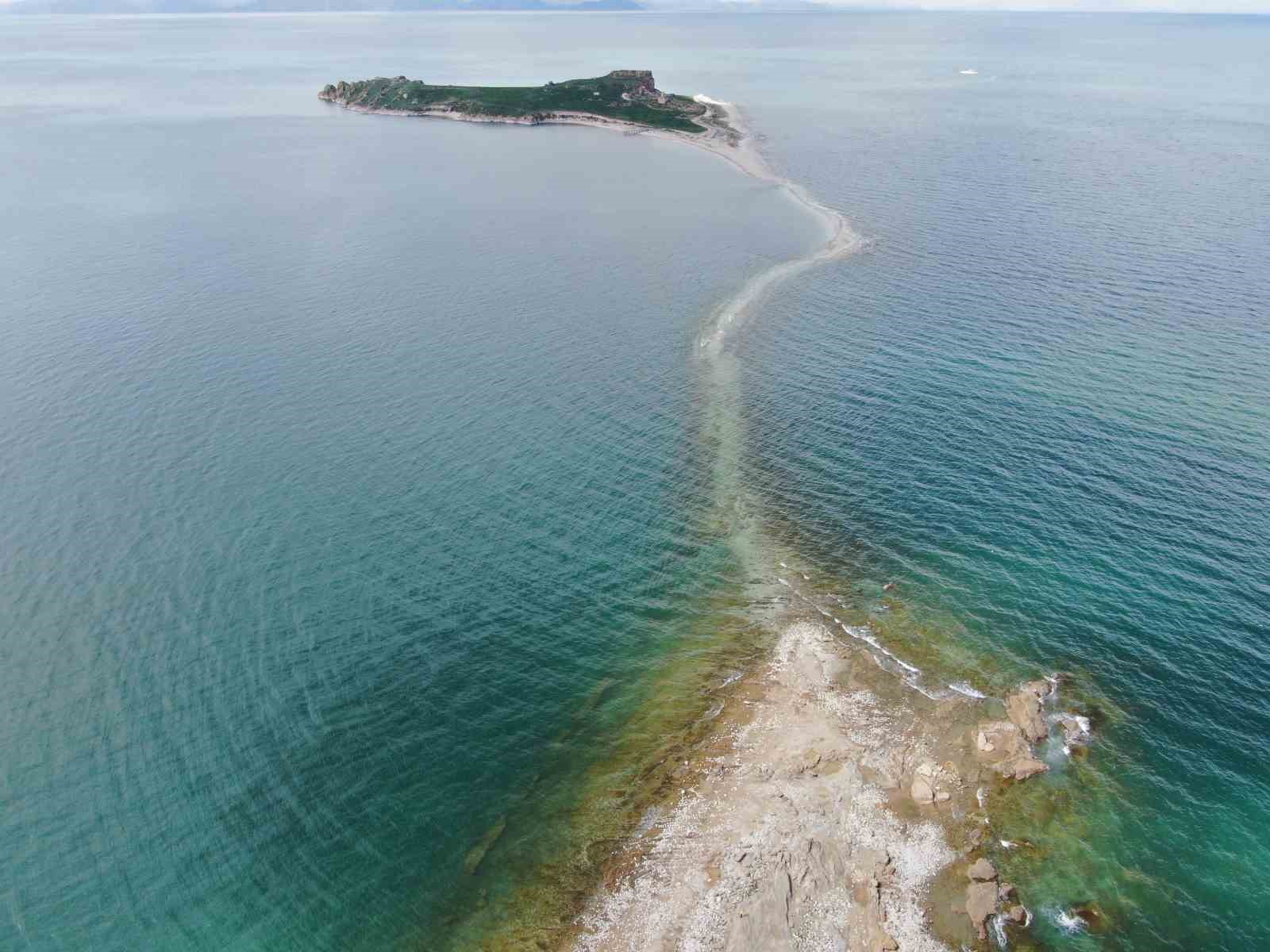 Van Gölü’nde su seviyesi düştü, Çarpanak Adası’na giden antik yol ortaya çıktı