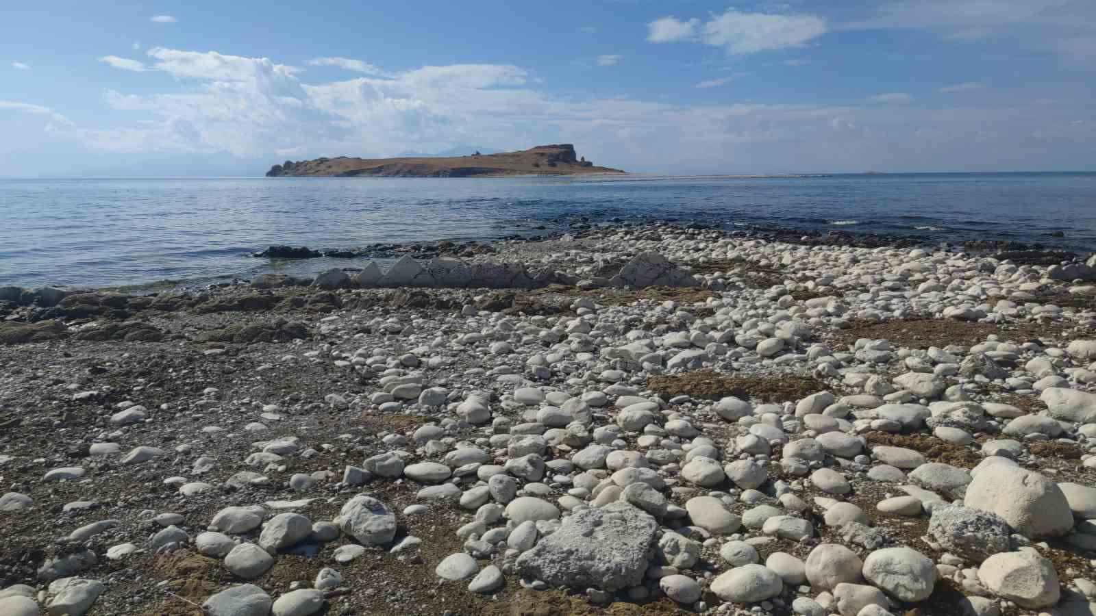 Van Gölü’nde su seviyesi düştü, Çarpanak Adası’na giden antik yol ortaya çıktı