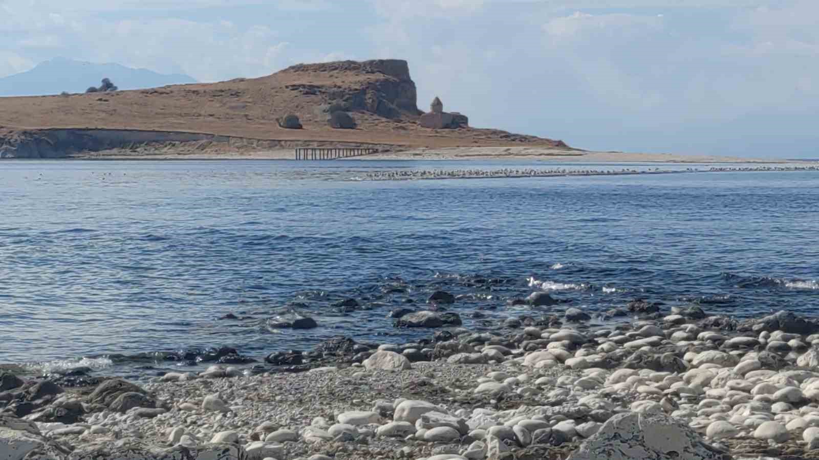 Van Gölü’nde su seviyesi düştü, Çarpanak Adası’na giden antik yol ortaya çıktı