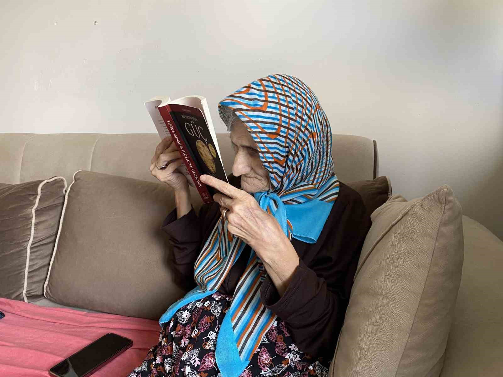 70 yaşındaki Sema teyze kitap okumaktan ve örgü örmekten vazgeçmiyor