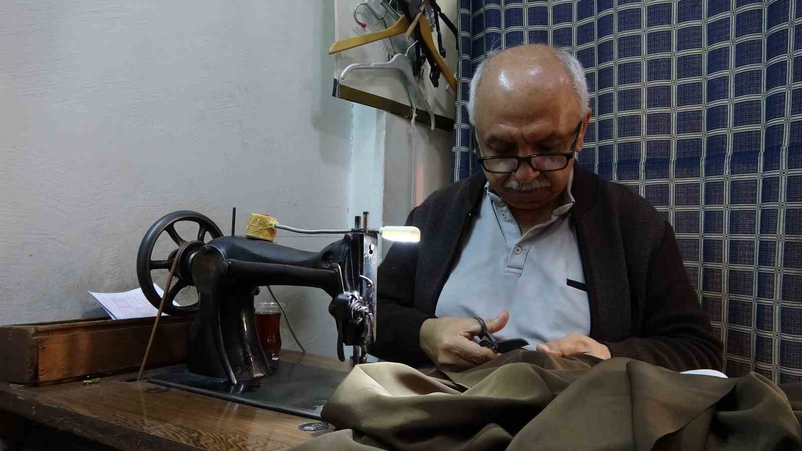 75 yıllık makineyle 50 yıldır terzilik yapıyor
