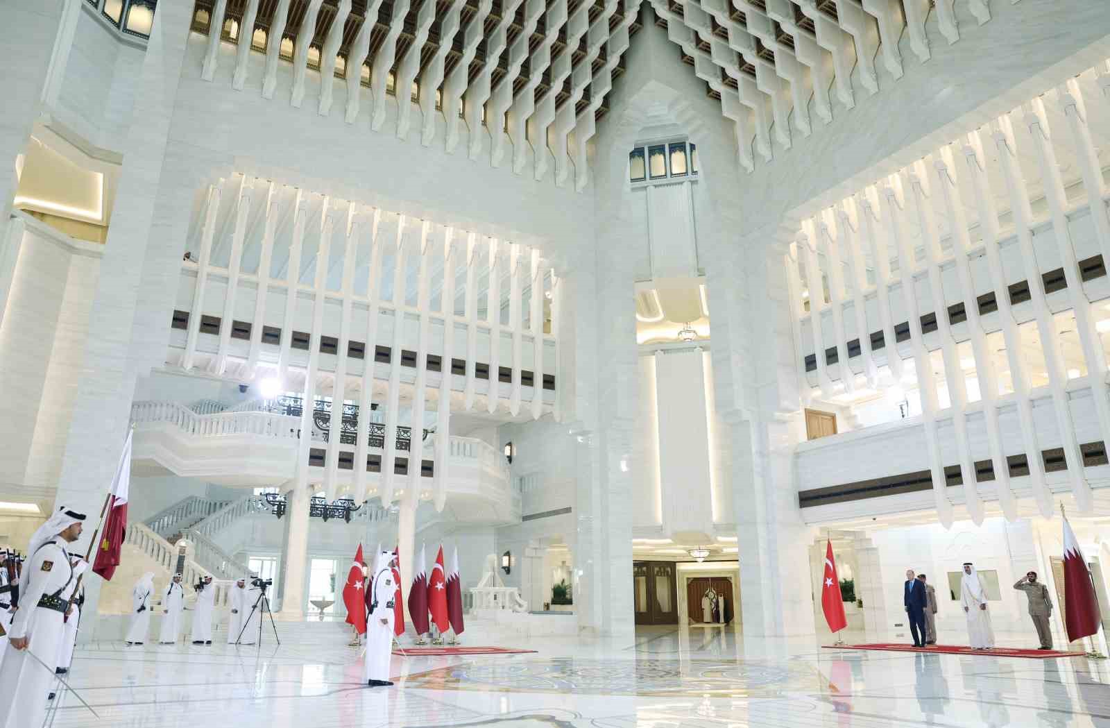 Cumhurbaşkanı Erdoğan, Katar’da resmi törenle karşılandı