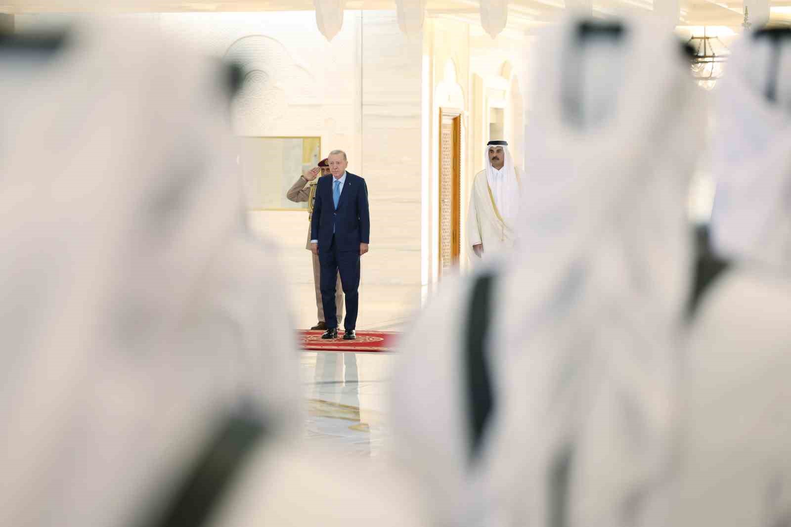 Cumhurbaşkanı Erdoğan, Katar’da resmi törenle karşılandı