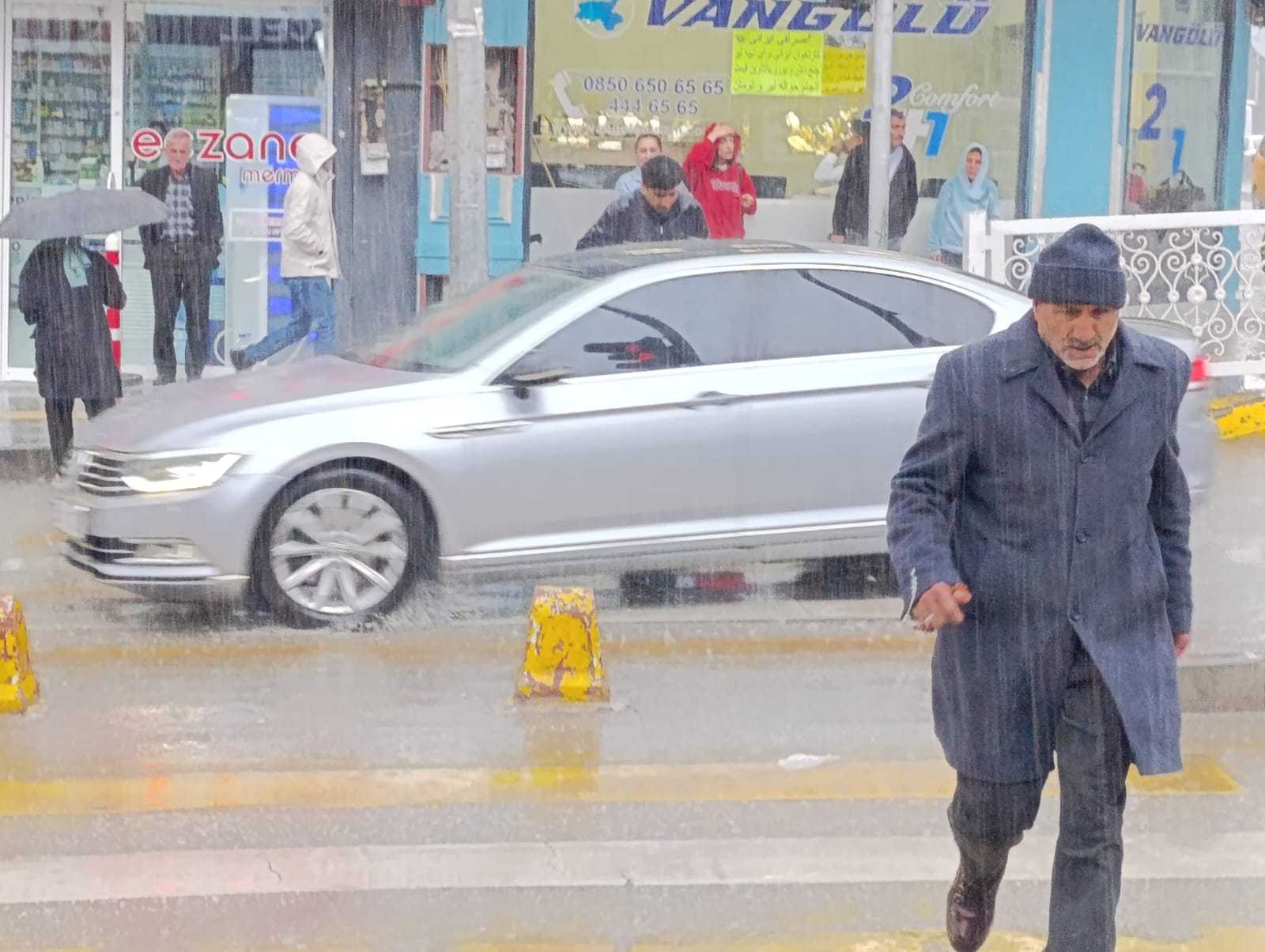 Van’da sağanak yağış etkili oldu: Caddeler suyla doldu