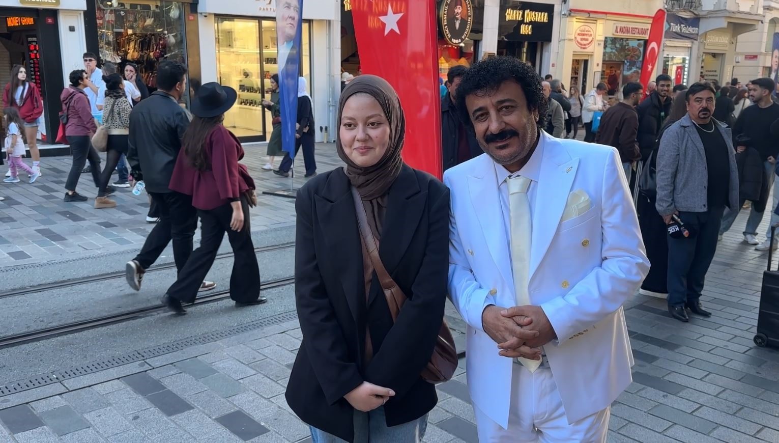 Tarzıyla Müslüm Gürses’e benzeyen vatandaş Taksim’de ilgi gördü