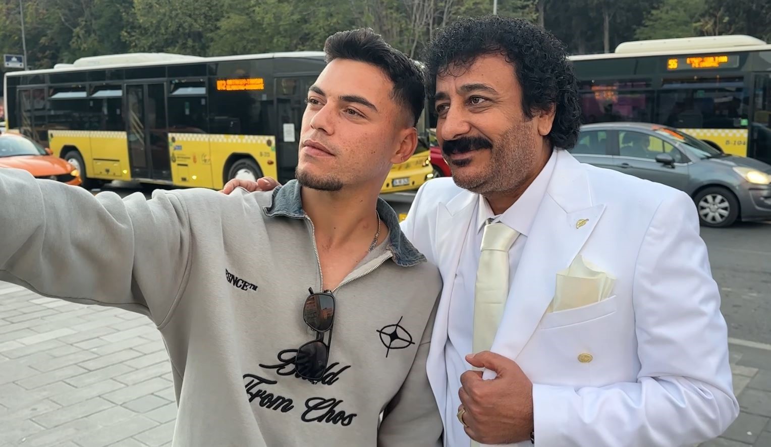 Tarzıyla Müslüm Gürses’e benzeyen vatandaş Taksim’de ilgi gördü