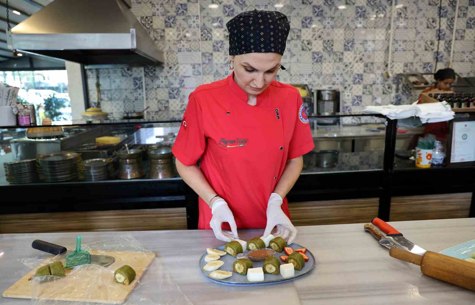 Uzak Doğu’dan gelen müşterilerinden esinlendi, ’Sushi Kadayıf’ yaptı