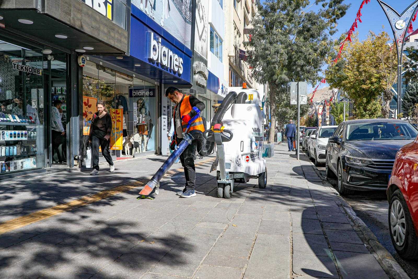 Van sokakları dev süpürge makineleri ile temizleniyor
