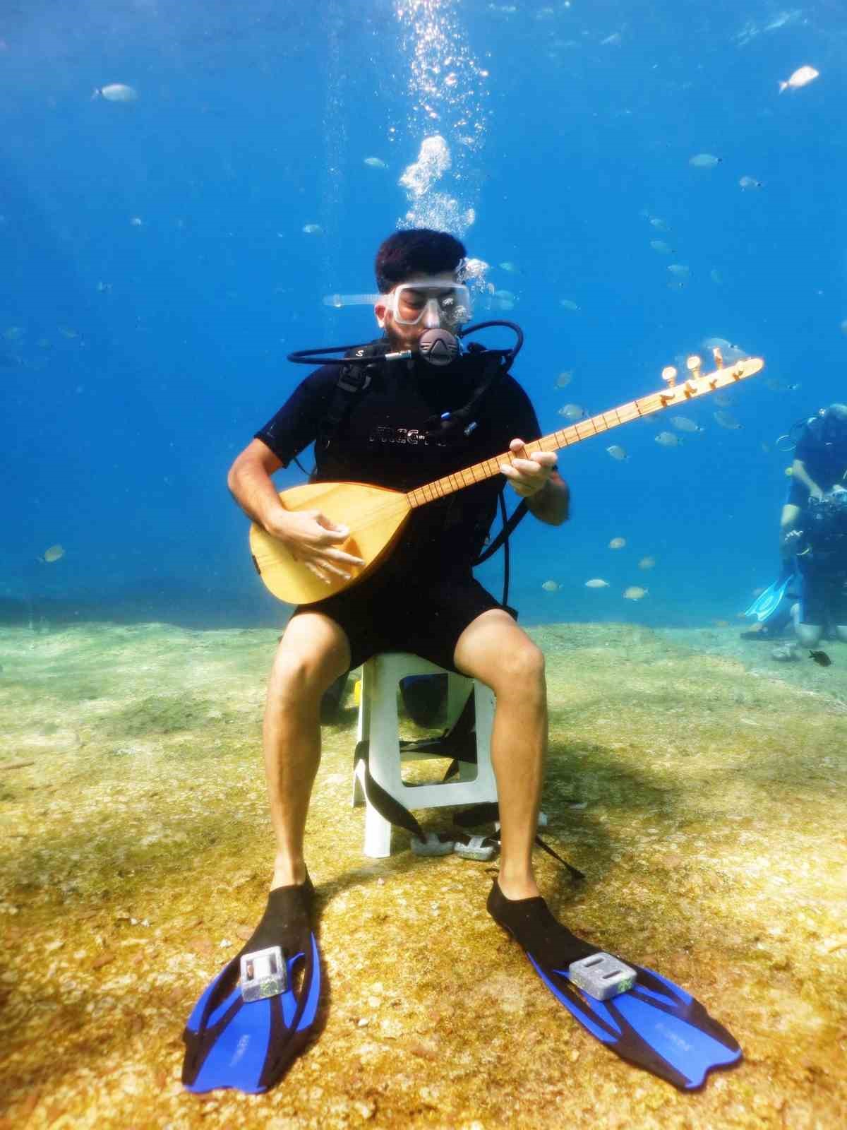 Deniz dibinde saz çalıp türkü söyledi