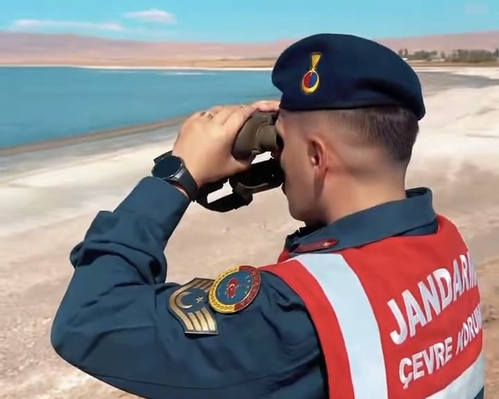 Erçek Gölü’nde jandarmadan flamingo nöbeti