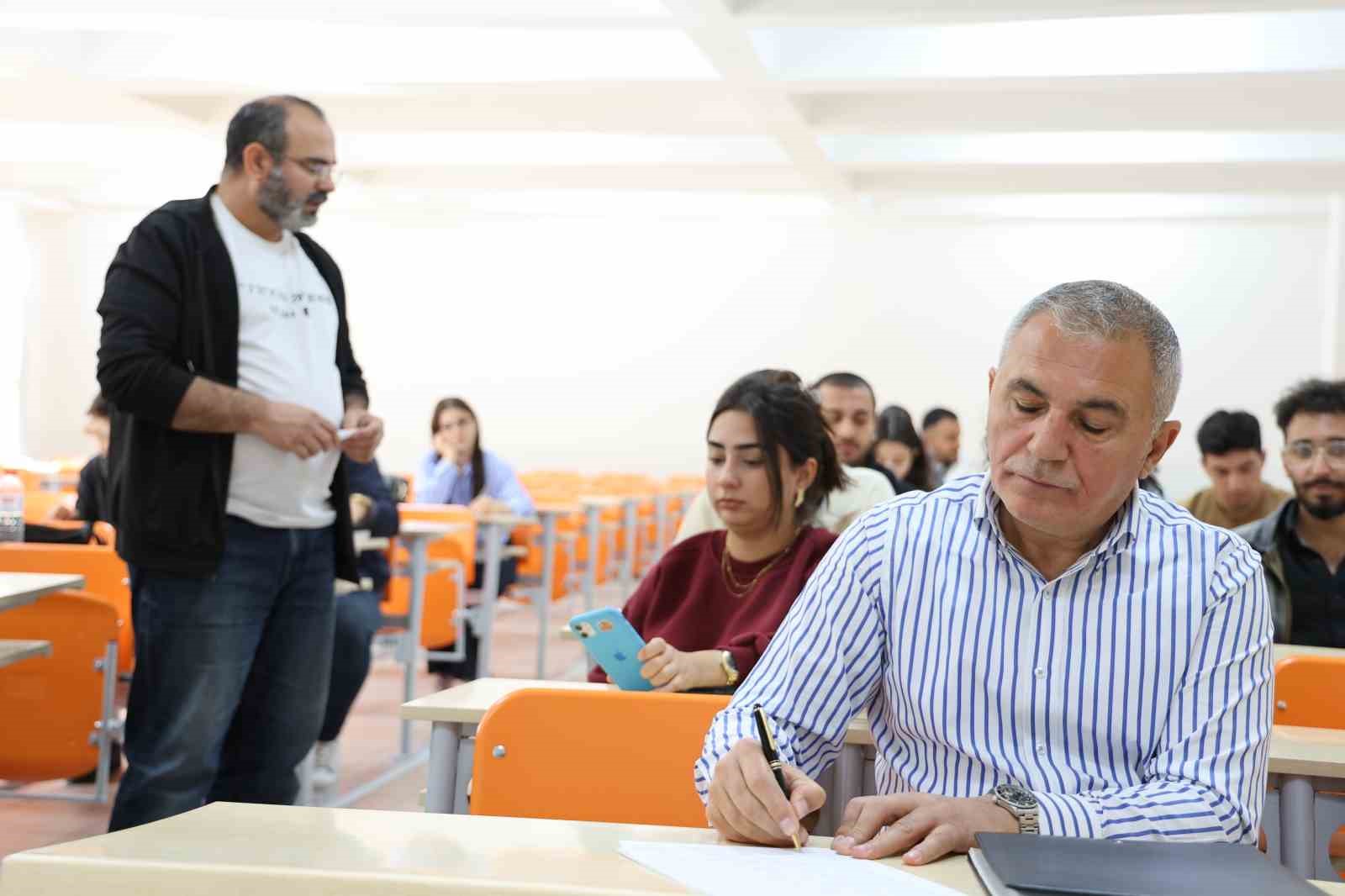 58 yaşındaki dede, 18 yaşındaki torunuyla aynı üniversitede okuyor