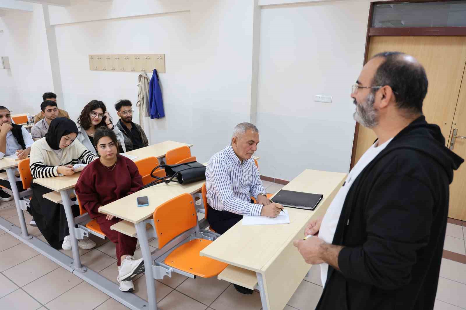 58 yaşındaki dede, 18 yaşındaki torunuyla aynı üniversitede okuyor