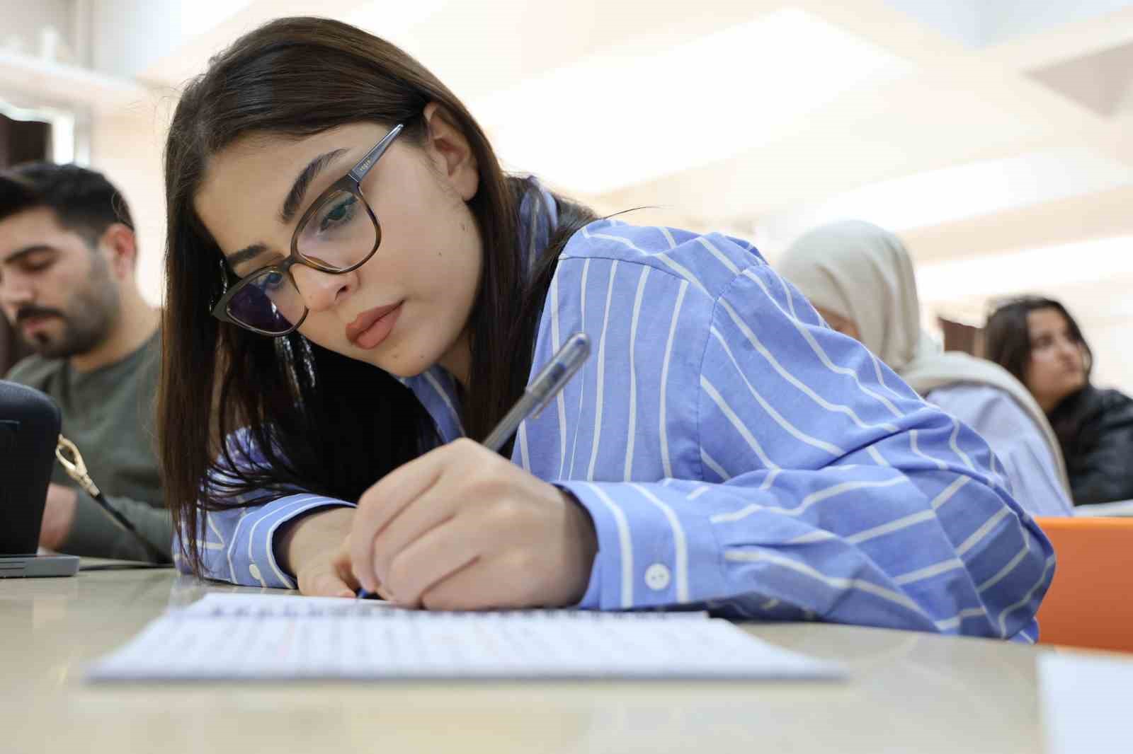 58 yaşındaki dede, 18 yaşındaki torunuyla aynı üniversitede okuyor