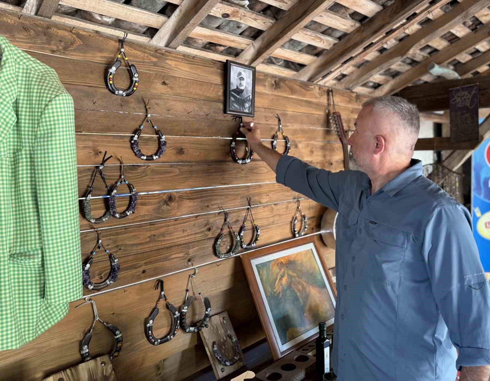 Çocukluk hobisini sanata dönüştürdü