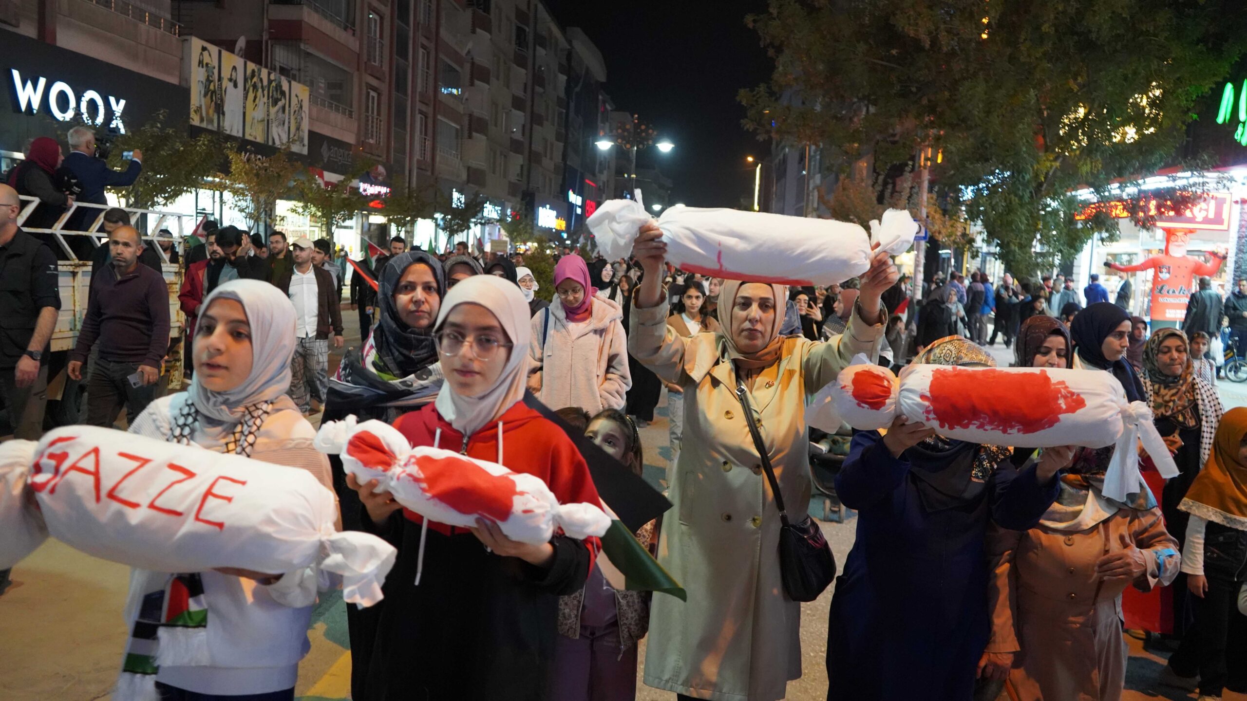 Van’da Binlerce Kişi Gazze İçin Yürüdü: “Direnişin Yanındayız” Mesajı Verildi