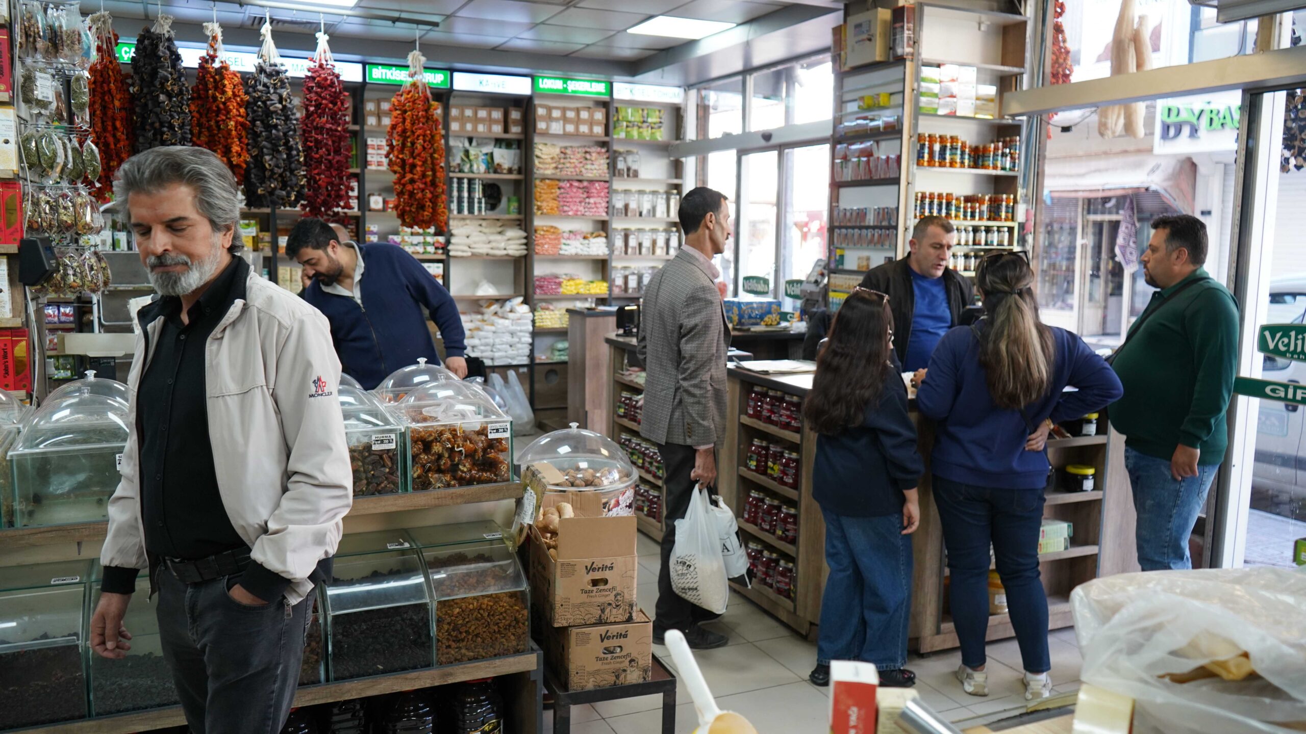 Van’da havalar soğudu, vatandaşlar aktarlara yöneldi