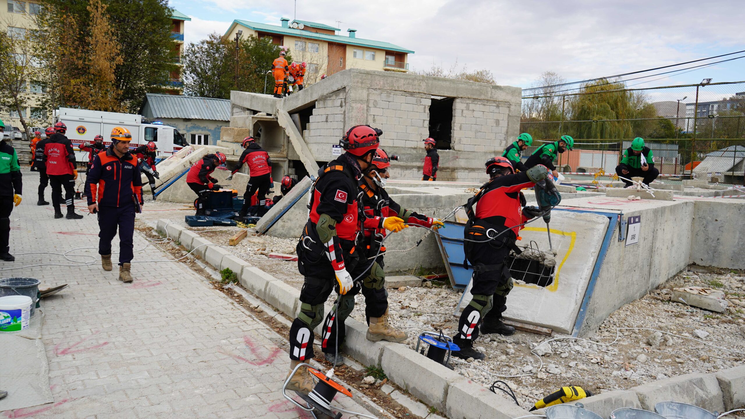 Van’da 7.2’lik felaketin yıl dönümünde tatbikat: Ekipler zamanla yarıştı