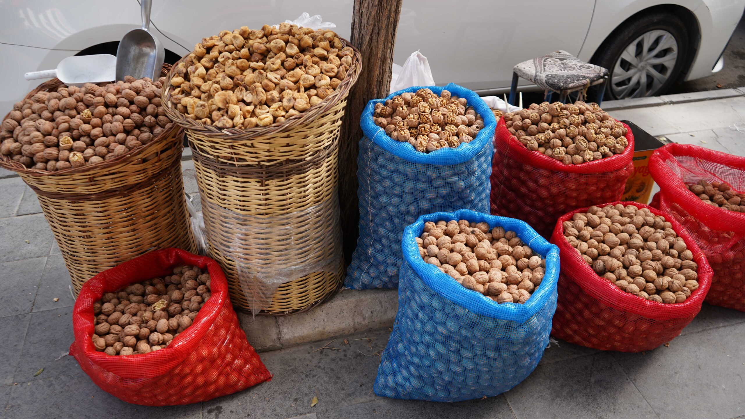 Van’da yaş ceviz tezgâhlarda: İşte bu seneki fiyatı…