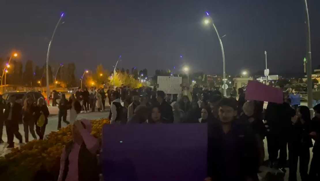 Van YYÜ öğrencilerinden Rojin Kabaiş için yürüyüş: “Rektör uyuma, öğrenciler burada”