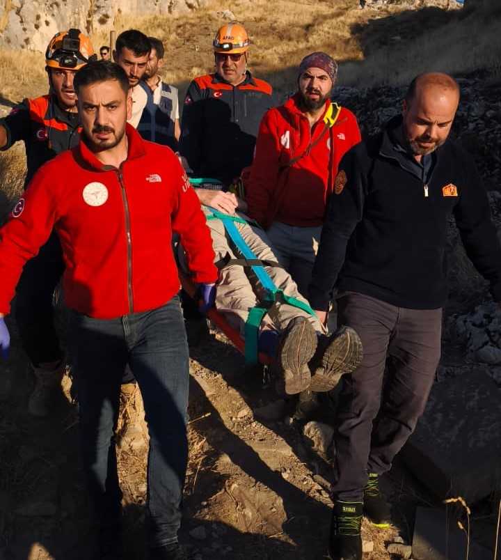 Alman turist Van Kalesi’nden düştü