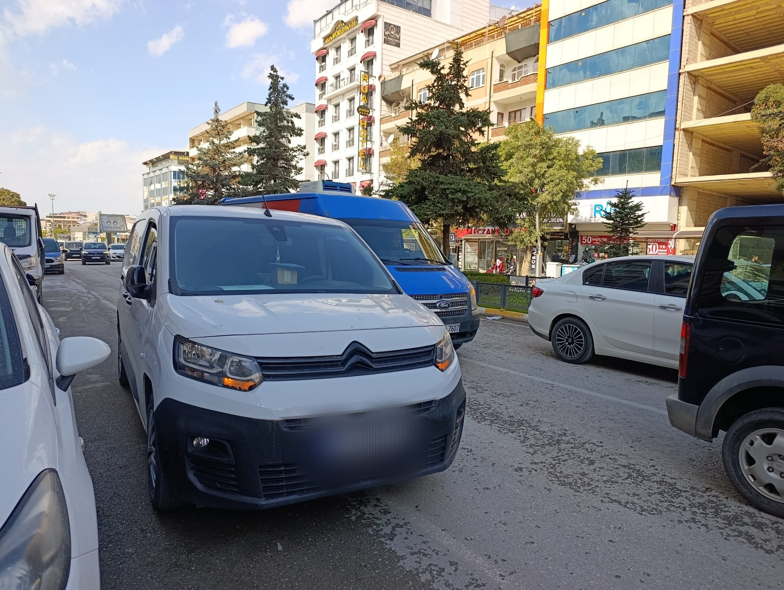 Van’da Trafik Çilesi: Ortada Bırakılan Araçlar Sürücüleri Çileden Çıkarıyor