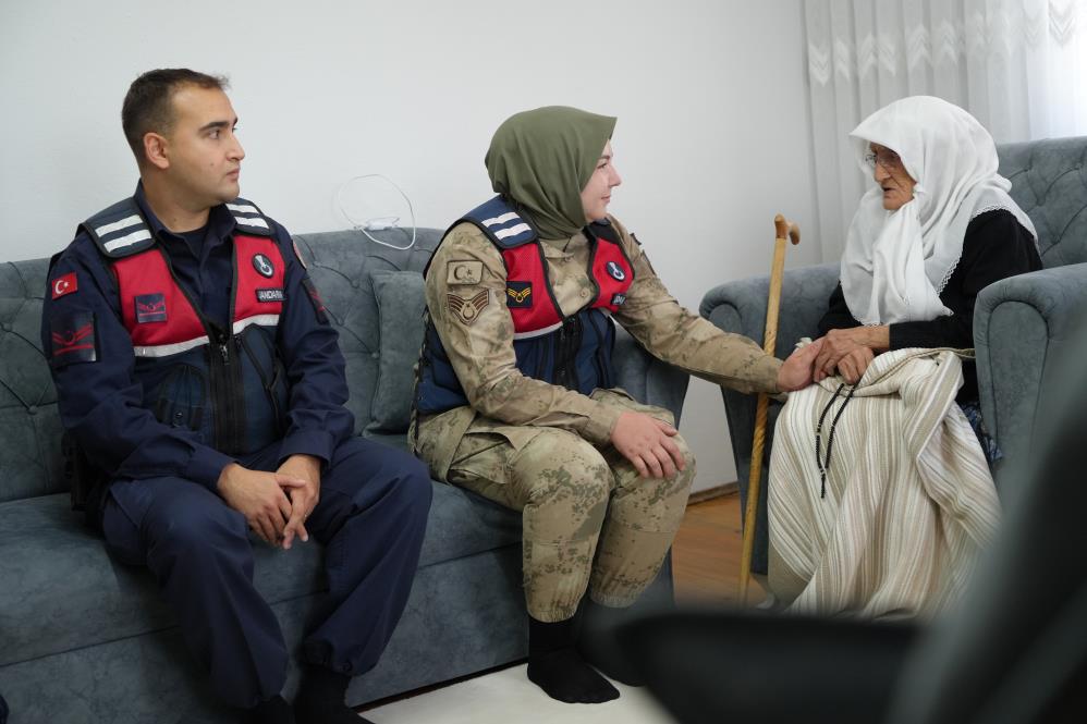 97 Yaşındaki Rabiye ninenin asker sevgisi