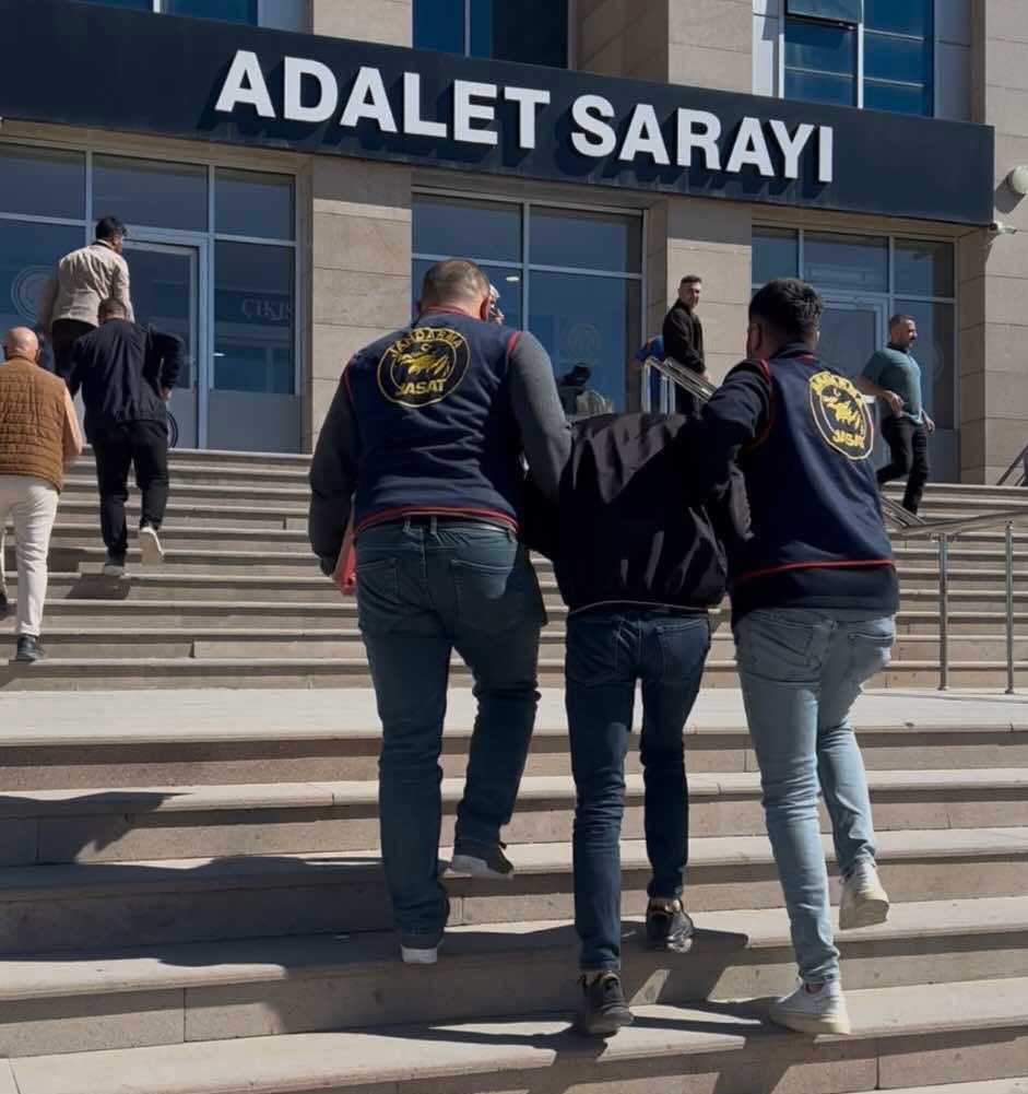 Van’da 25 yıl 9 ay hapis cezasıyla aranan uyuşturucu taciri yakalandı