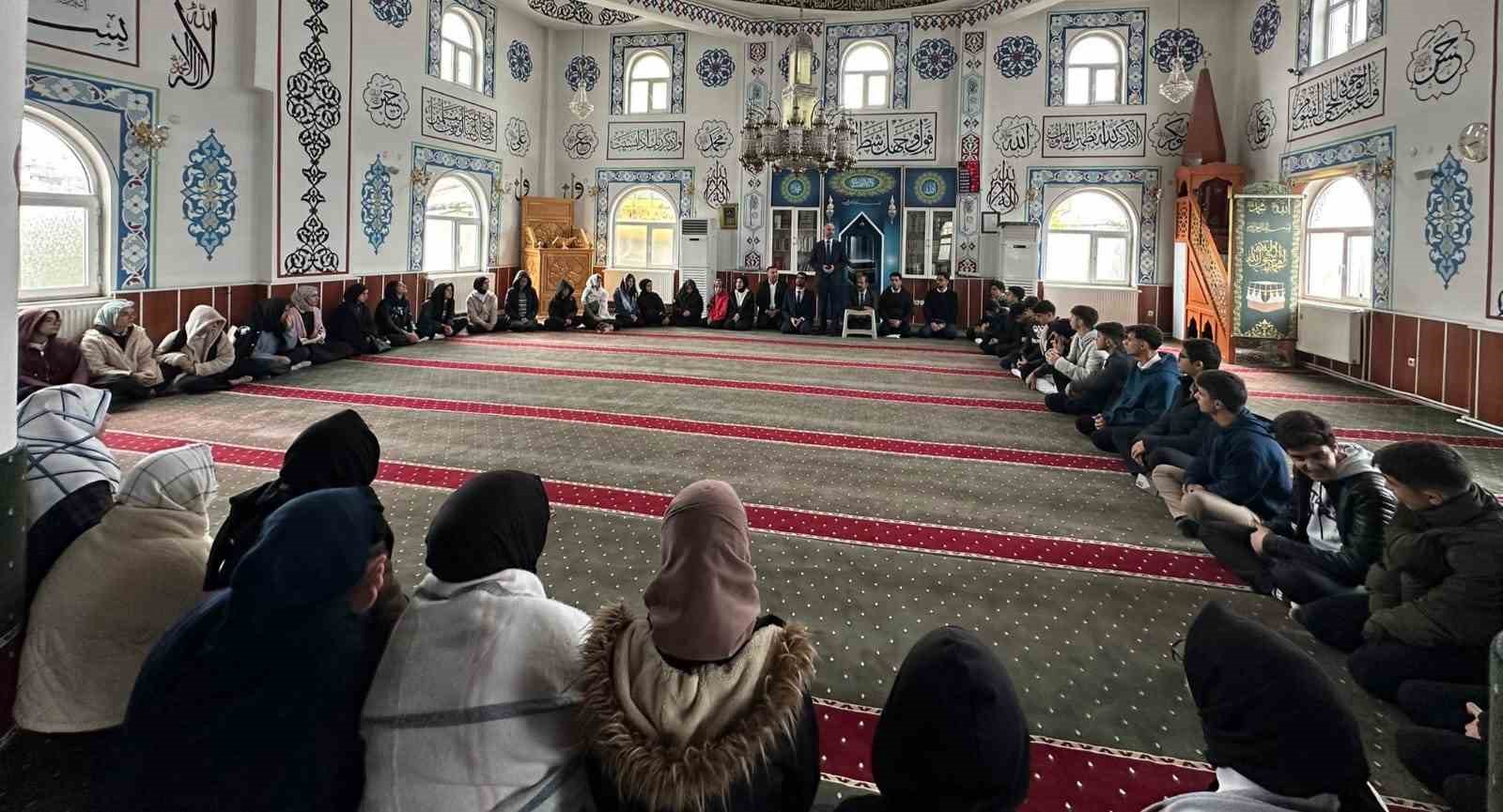 400 genç gönüllü tarihi camide din gönüllüleriyle buluştu