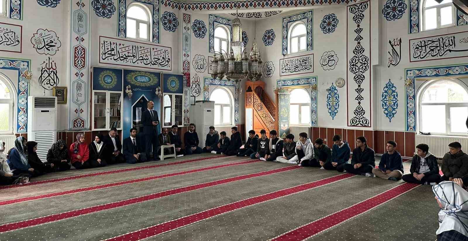 400 genç gönüllü tarihi camide din gönüllüleriyle buluştu