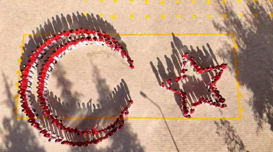 Öğrencilerin ay-yıldız koreografisi büyük beğeni topladı