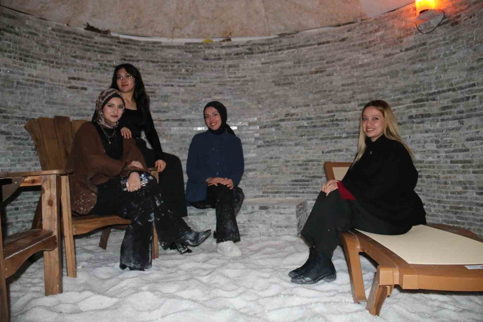 Tuz Gölü’ndeki tuz odaları sağlık turizmine katkı sunuyor