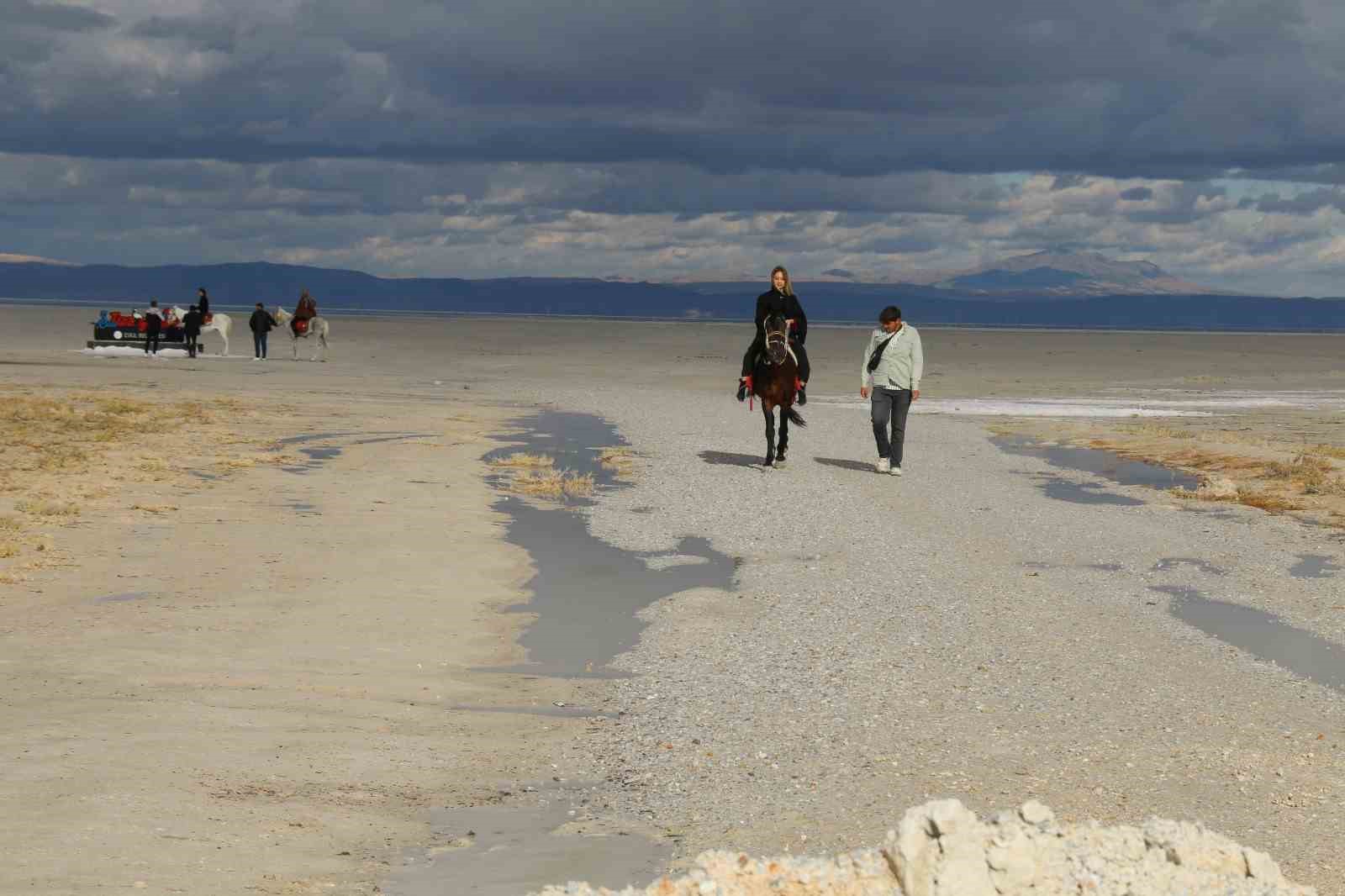Tuz Gölü’ndeki tuz odaları sağlık turizmine katkı sunuyor