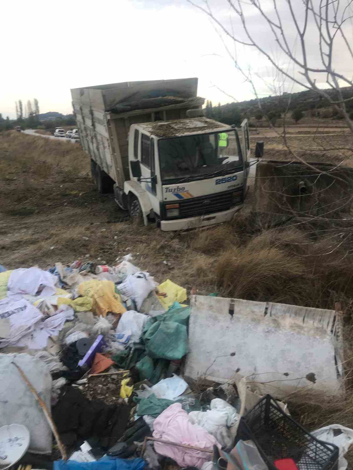 Balıkesir’de otomobil ile kamyon çarpıştı; 2 yaralı