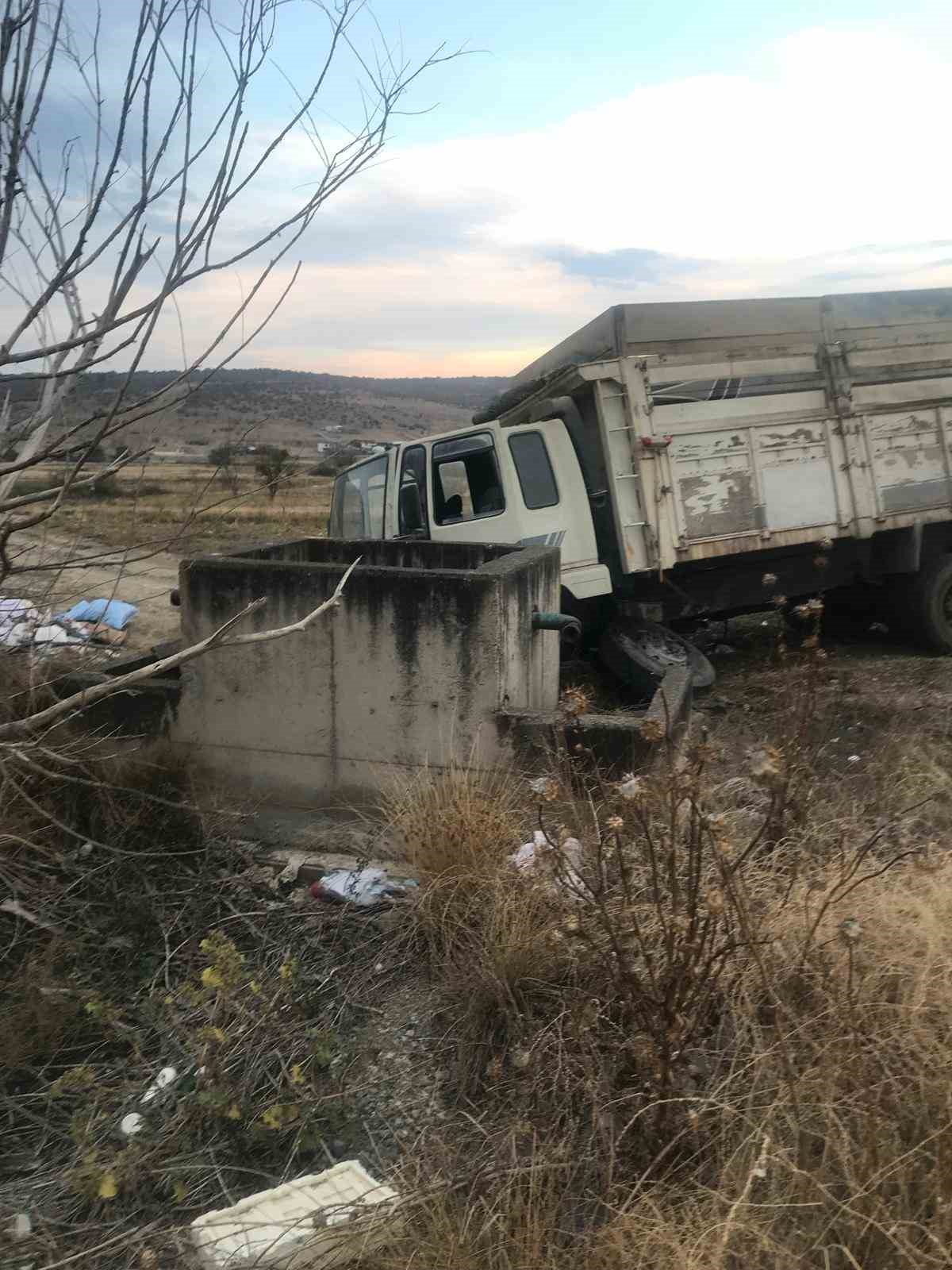 Balıkesir’de otomobil ile kamyon çarpıştı; 2 yaralı