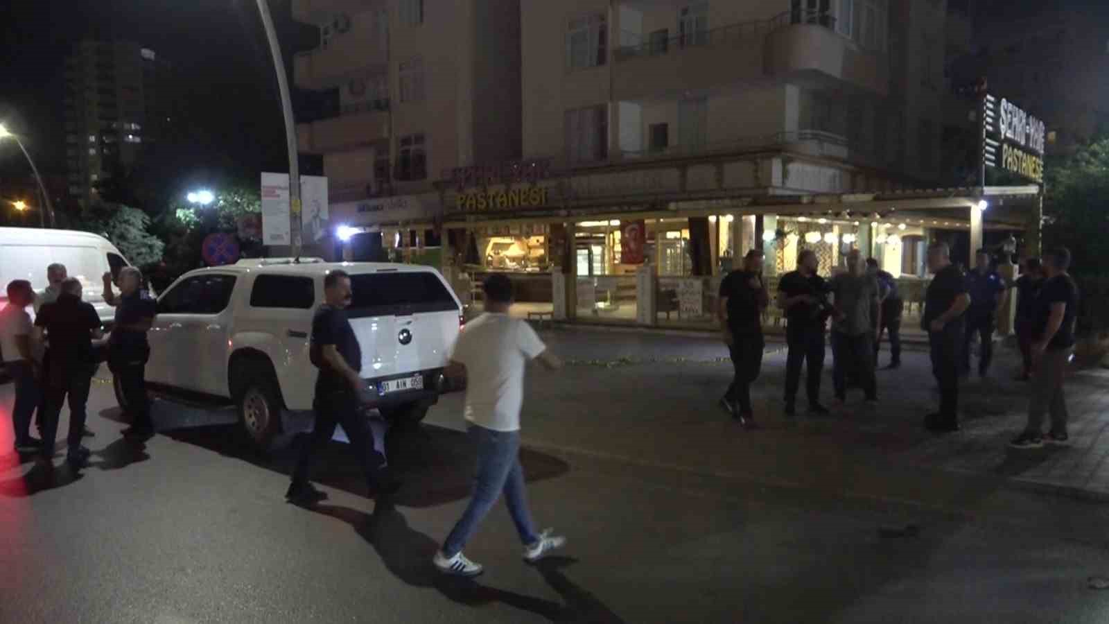 Adana’da Akılalmaz Olay: Pastaneye El Bombası Fırlatıldı