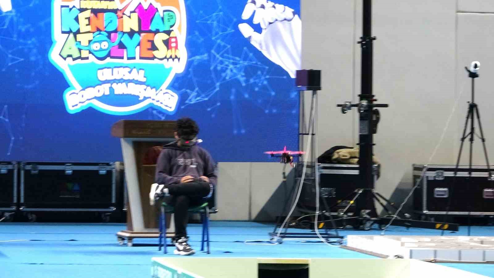 Kütahyalı lise öğrencisi, sıfırdan tasarladığı dron ile dünya şampiyonu oldu