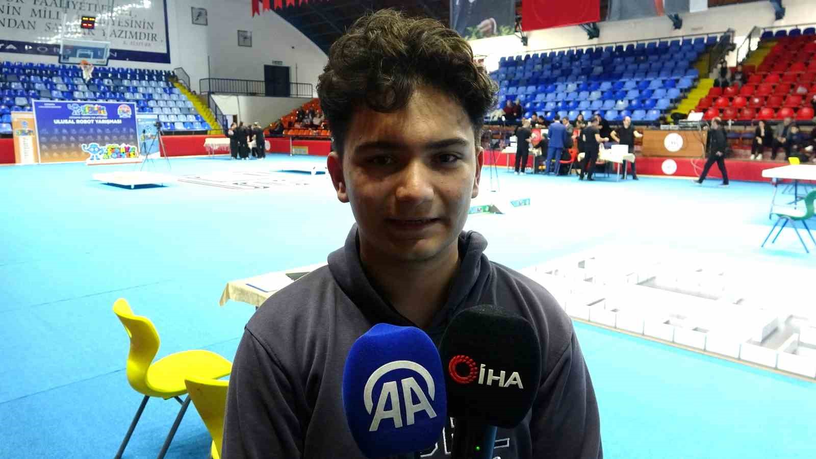 Kütahyalı lise öğrencisi, sıfırdan tasarladığı dron ile dünya şampiyonu oldu