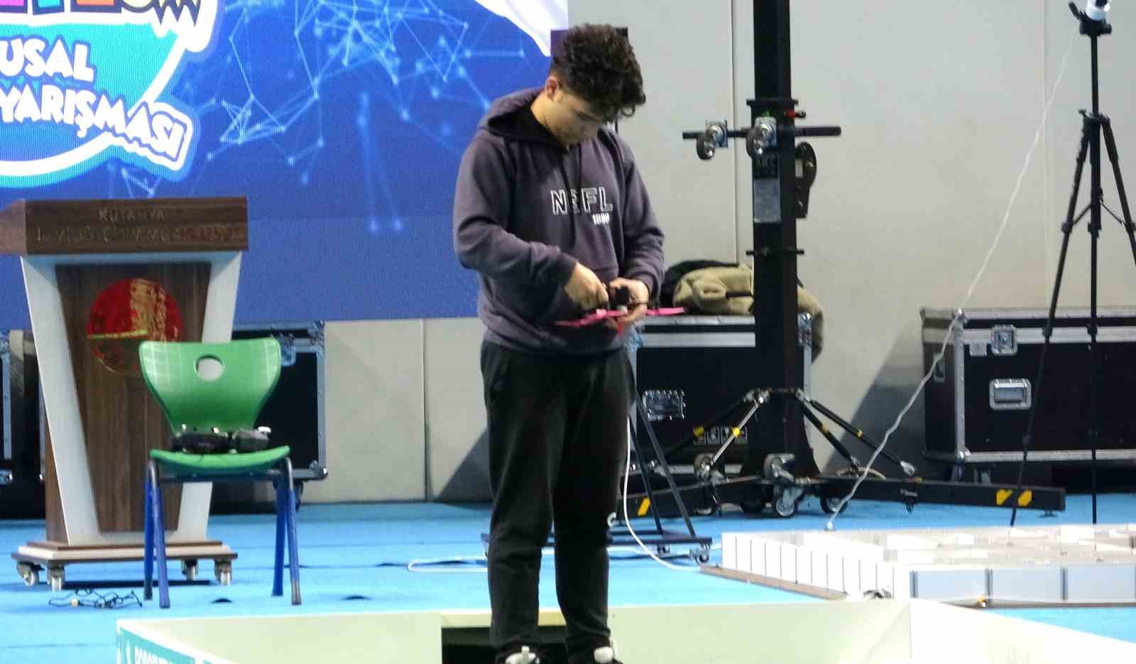 Kütahyalı lise öğrencisi, sıfırdan tasarladığı dron ile dünya şampiyonu oldu