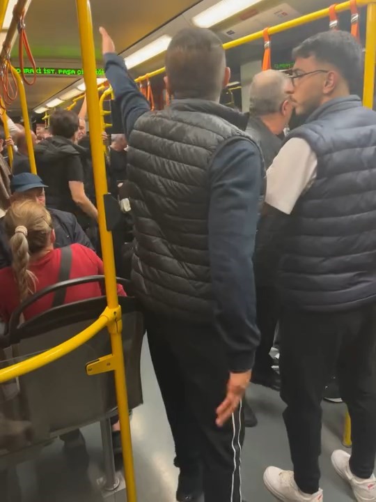 Alkollü yolcu metroyu birbirine kattı