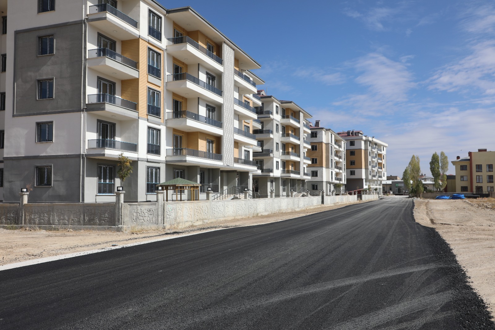 Gürpınar’da Ulaşım Rahatlıyor: 306. Sokakta Asfaltlama Tamamlandı