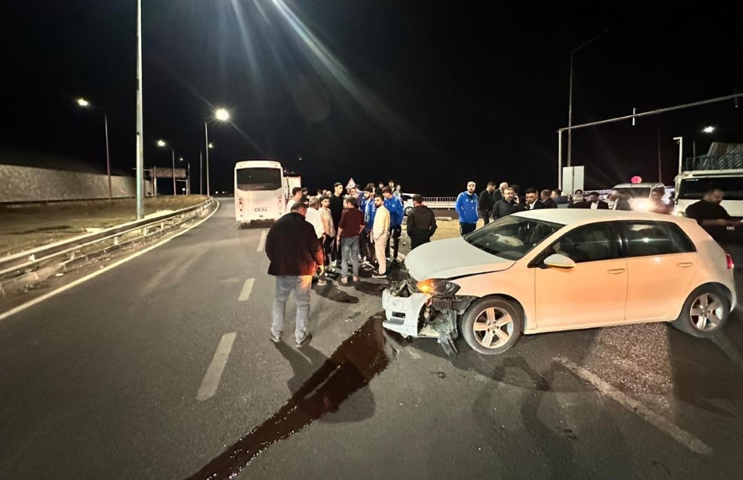 Elazığspor Otobüsü Hakkari-Van Karayolunda Kaza Yaptı: 1 Yaralı