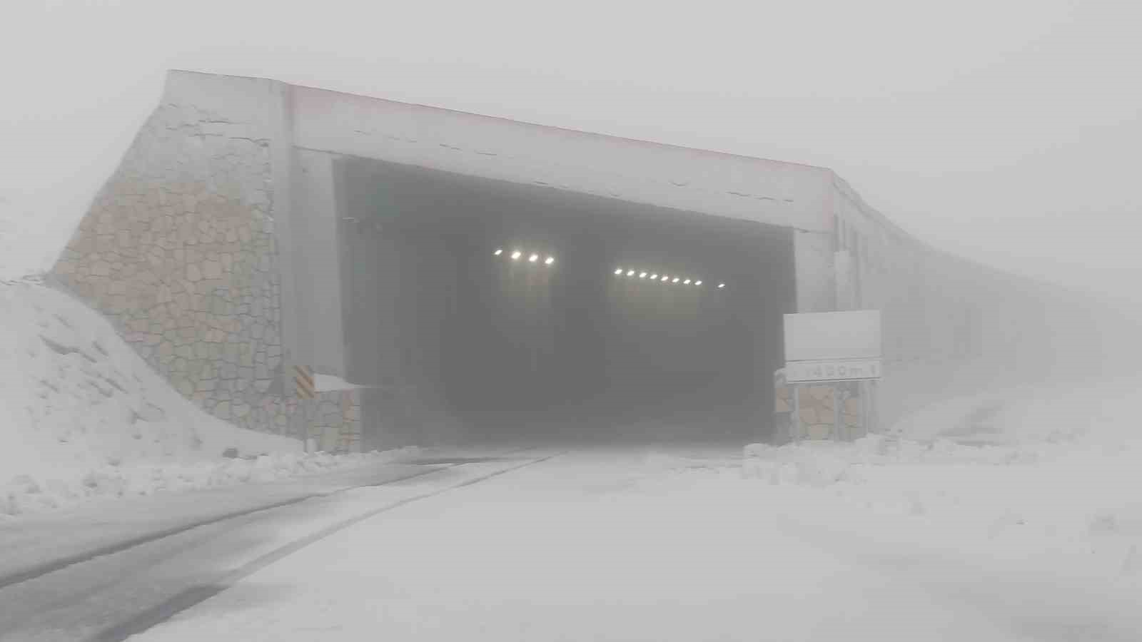 Van-Bahçesaray Yolundaki Karabet Geçidi’ne Mevsimin İlk Karı Düştü